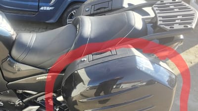 Czarny kufer boczny do motocykla