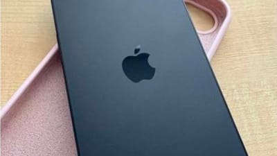 Czarny iPhone 16