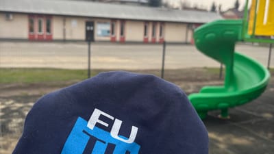 Niebieska czapka z napisem 'future'