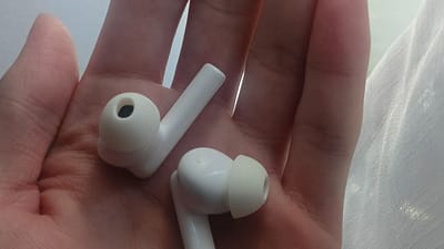 Białe etui ładujące do słuchawek OPPO