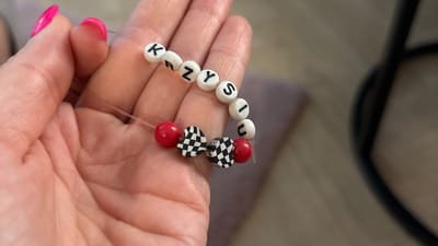 Bransoletka z koralików z napisem KRZYSIU