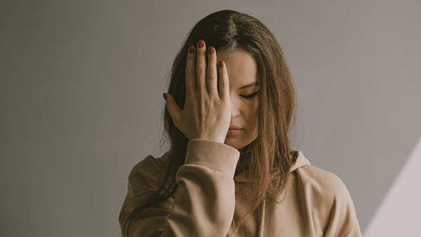 Zestresowana osoba trzymająca dłoń na czole po zgubieniu ważnej rzeczy