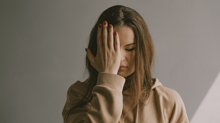 Zestresowana osoba trzymająca dłoń na czole po zgubieniu ważnej rzeczy