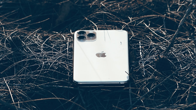 iPhone leżący na ziemi po upadku