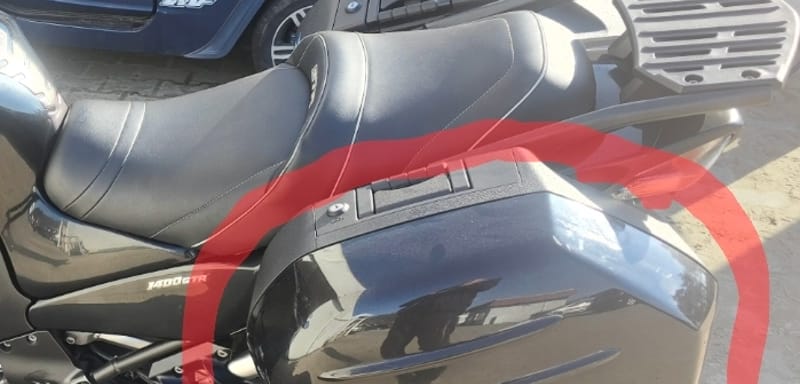 Czarny kufer boczny do motocykla - Zdjęcie 1