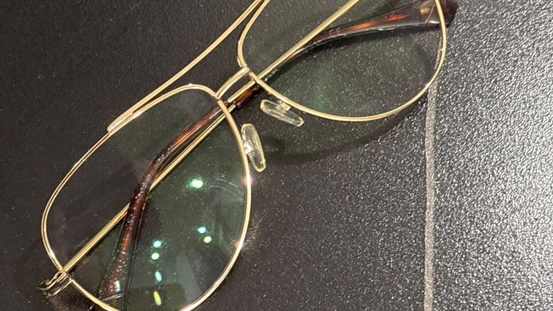 Złote okulary przeciwsłoneczne